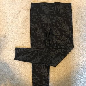 Black legging with floral print